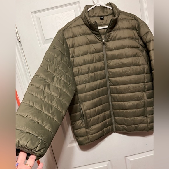 Lightweight puffer jacket new never worn - Picture 2 of 5